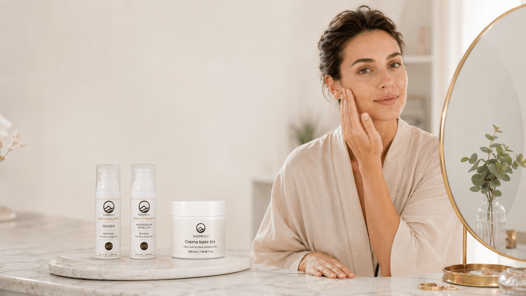 Mujer junto a los productos Shambala - Armonizador de Belleza, Progen y Crema Base Bio - cosmética bio y vegana