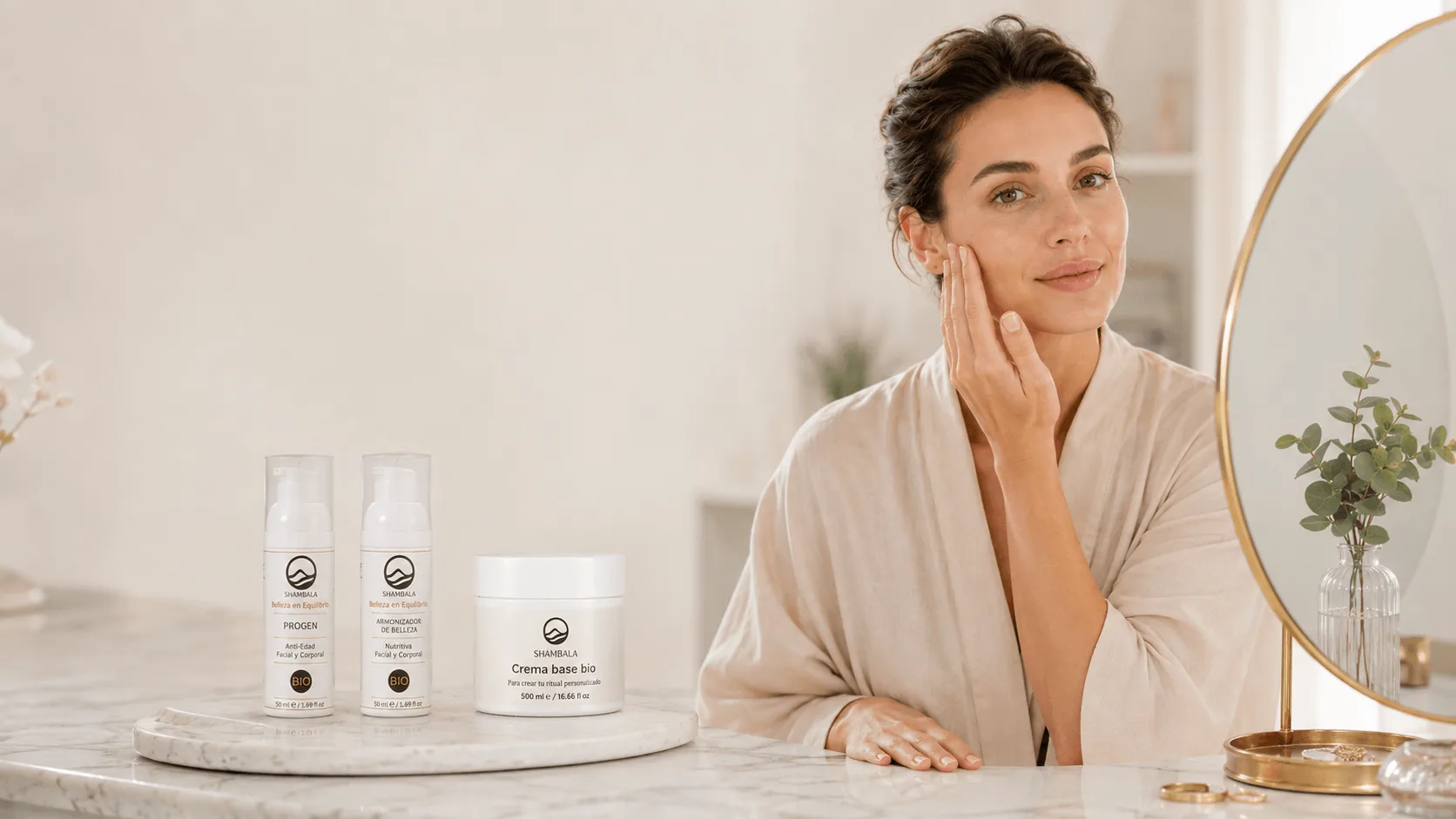 Mujer junto a los productos Shambala - Armonizador de Belleza, Progen y Crema Base Bio - cosmética bio y vegana