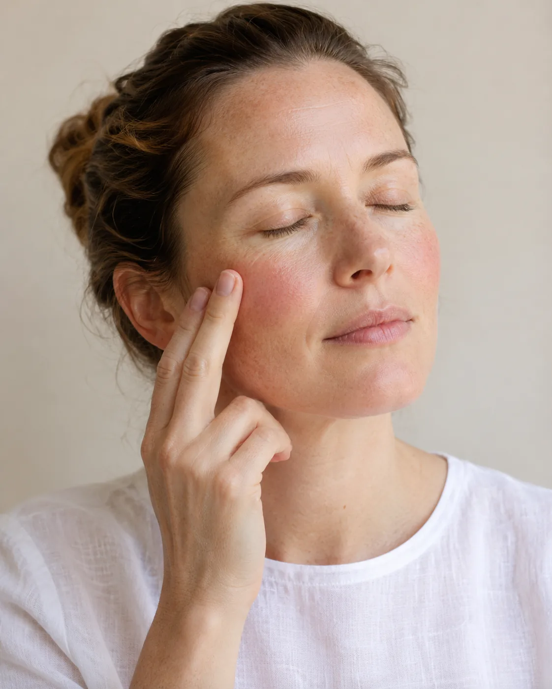 Mujer con piel sensible aplicando cosmética natural Shambala